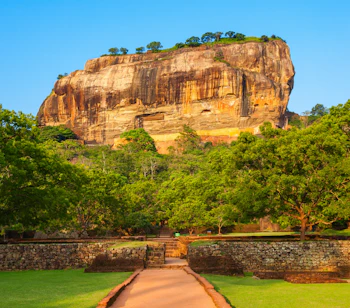 Majestætiske Sigiriya klippefortress i Sri Lanka med imponerende stenklipper omgivet af frodig vegetation, et UNESCO verdensarvssted