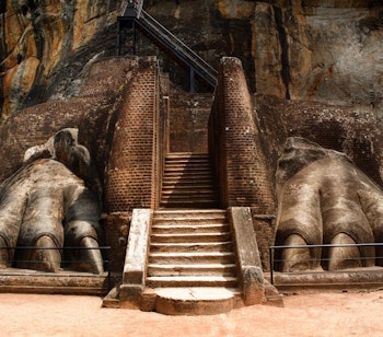 Historiske løvekløer ved indgangen til Sigiriya klippefæstning i Sri Lanka, et UNESCO verdensarvssted