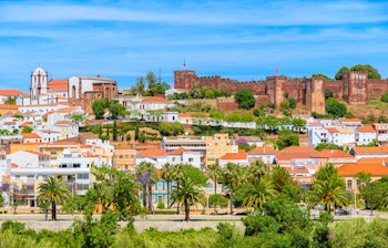Panoramaudsigt over Silves i Algarve med historisk borg, katedral og traditionelle hvide bygninger under blå himmel