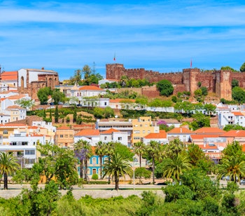 Panoramaudsigt over Silves i Algarve med historisk borg, katedral og traditionelle hvide bygninger under blå himmel