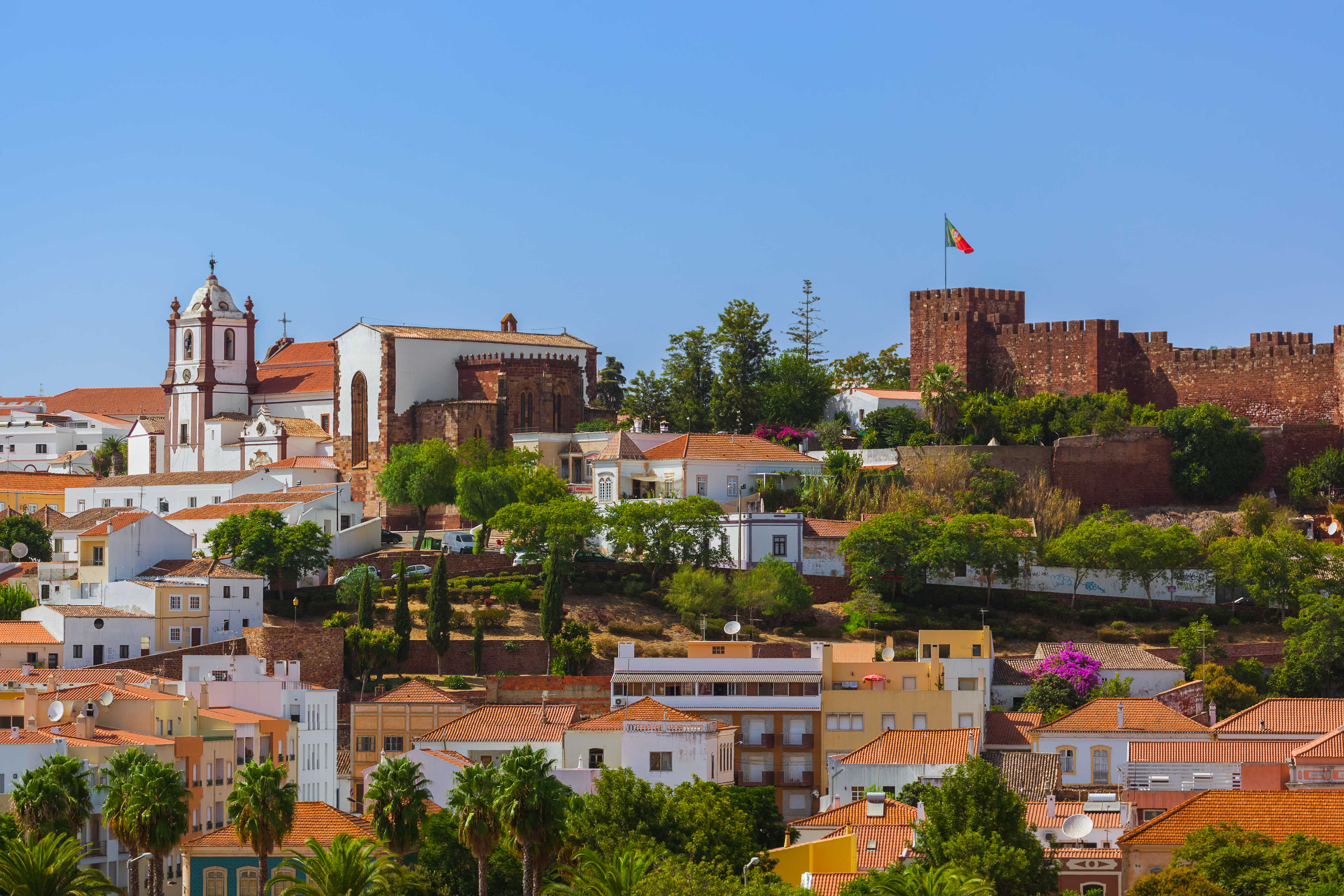 Det historiske mauriske slot i Silves med røde mure, der troner over den charmerende by med hvidkalkede huse og røde tegltage i Algarve-regionen, Portugal
