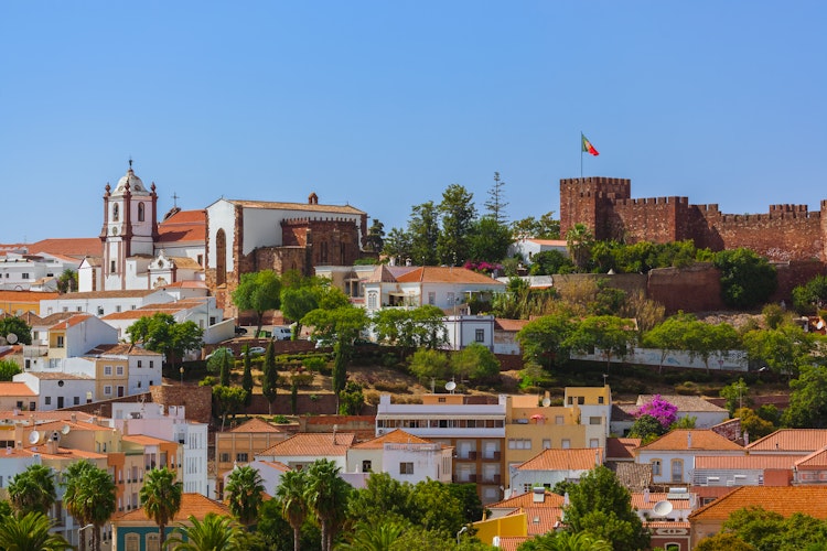 Det historiske mauriske slot i Silves med røde mure, der troner over den charmerende by med hvidkalkede huse og røde tegltage i Algarve-regionen, Portugal