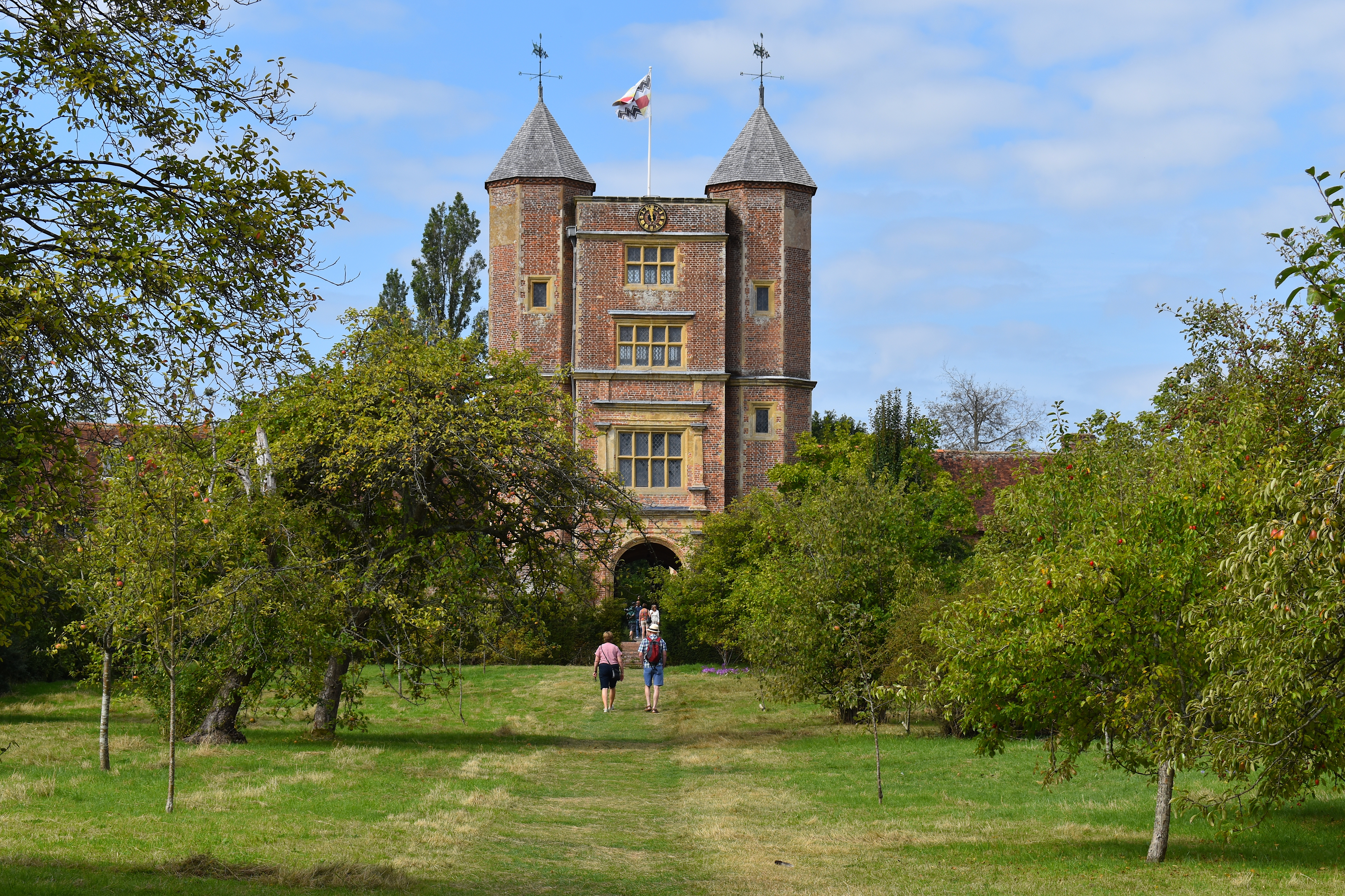 Sissinghurst slot med historiske taarne og smukke haver i Kent England