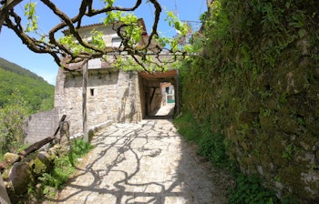 Historiske stenhuse på terrasserede bjergskråninger i Sistelo landsby, også kendt som "Lille portugisiske Tibet", beliggende i Peneda-Gerês Nationalpark