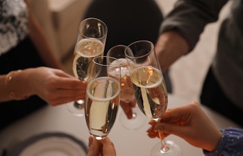 Gæster skåler med champagneglas under nytårsfejringen i Lissabon, en festlig stemning på vores 5-dages nytårsrejse med dansktalende rejseleder