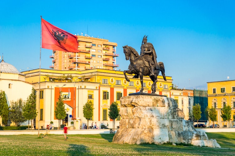 Skanderbeg Plads i Tirana Albanien med rytterstatue og albansk flag