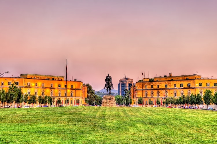 Det historiske Skanderbeg-torv i Tirana med rytterstatue af Albaniens nationalhelten ved aftentid