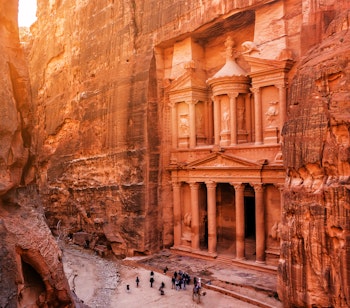 Skatkammeret (Al Khazneh) i Petra, Jordan - en imponerende klippefacade udskåret i rød sandsten i den gamle nabatæiske by