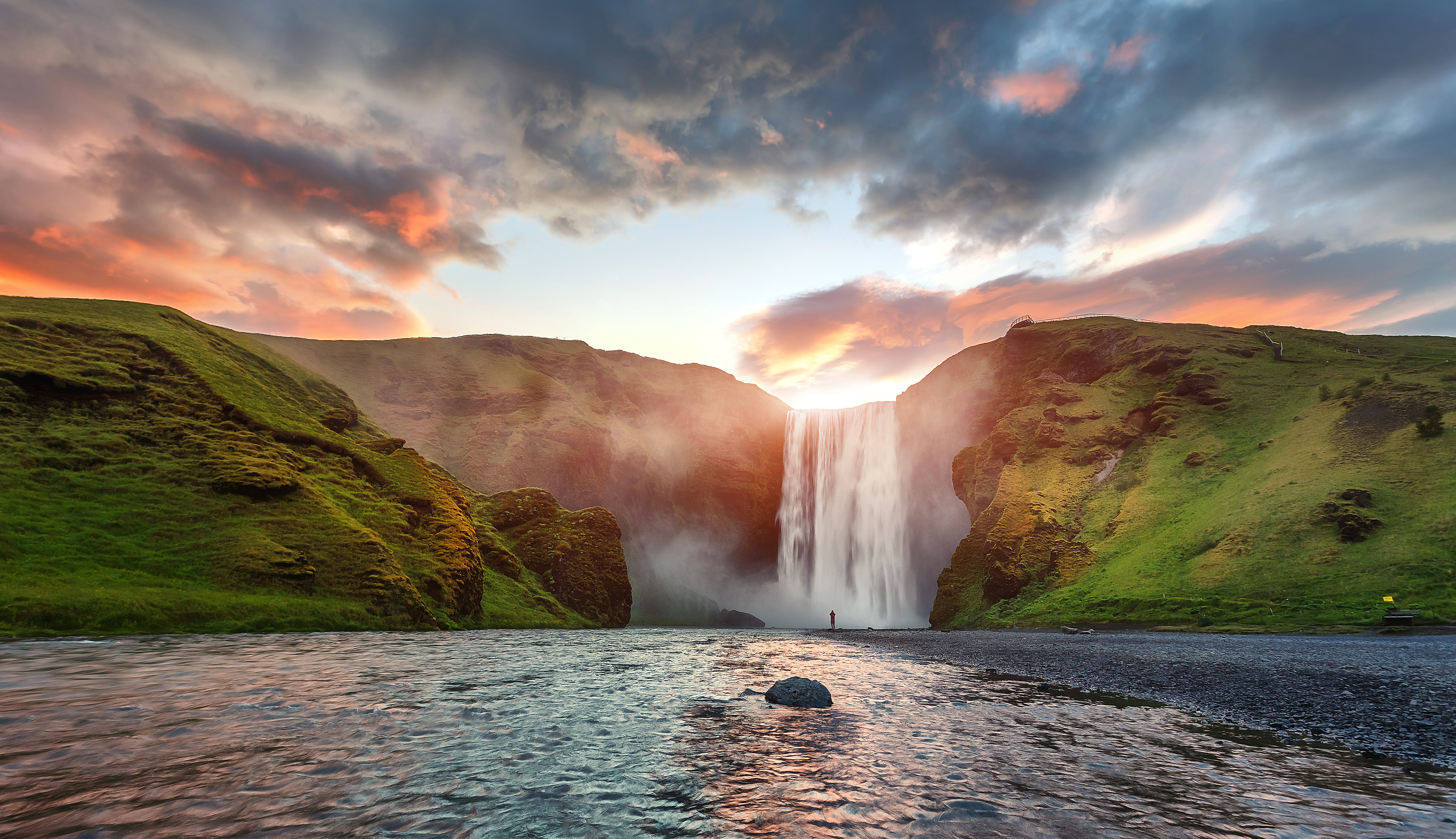 Spektakulært solnedgangslys over Skógafoss vandfald på Island med dramatisk himmel