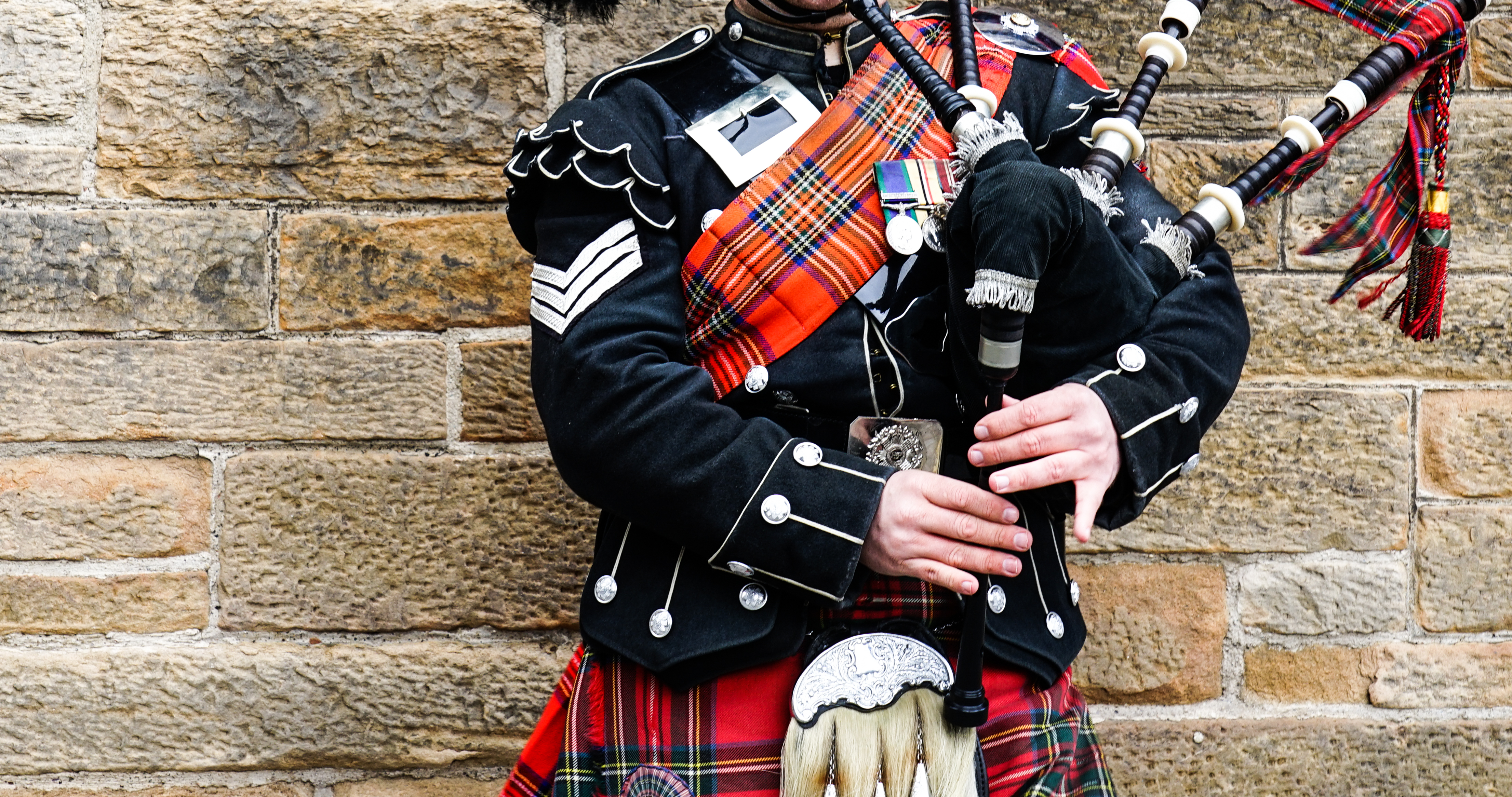 Skotsk sækkepiber i traditionel kilt spiller på Royal Mile i Edinburgh Skotland