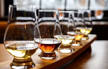 Skotsk whisky smagningssæt med forskellige single malt og blended whiskies i smagningsglas under en destilleri-rundvisning i Skotland