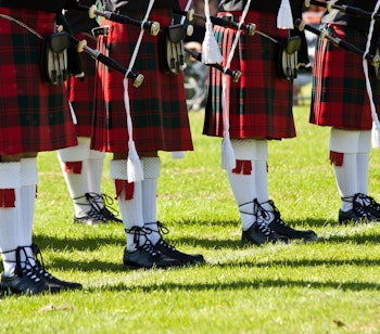 Traditionelle skotske kilte med tartan-mønstre og sporrans udstillet under Highland Games, et unikt indblik i skotsk kulturarv