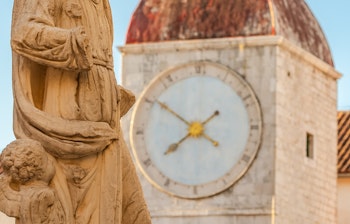 Historisk statue af Skt. Lawrence med middelalderligt klokketårn i UNESCO-beskyttede Trogir, Dalmatiens kyst, Kroatien