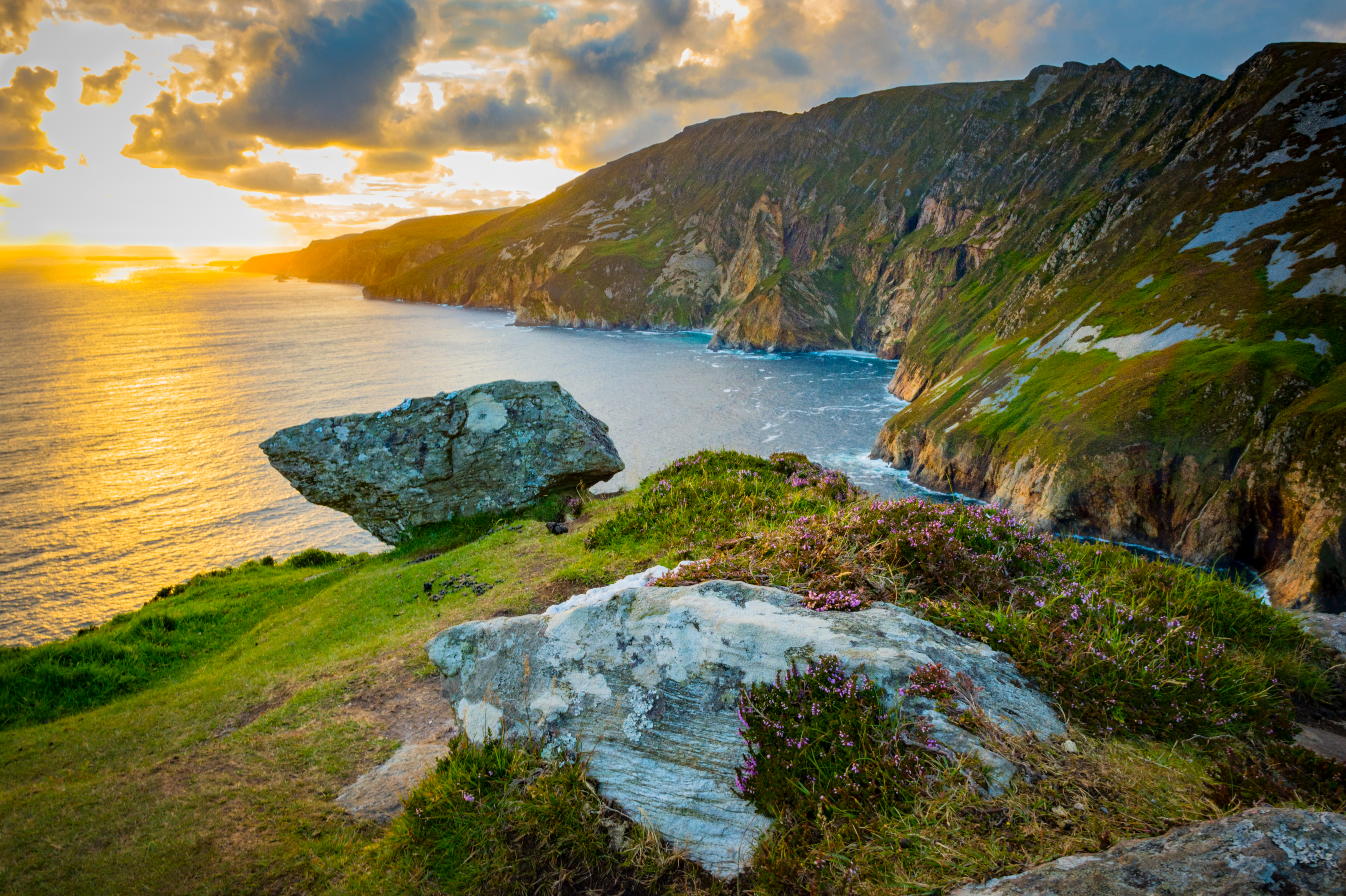 Storslåede havklipper ved Sliabh Liag i County Donegal, en af Irlands mest imponerende naturattraktioner langs Wild Atlantic Way
