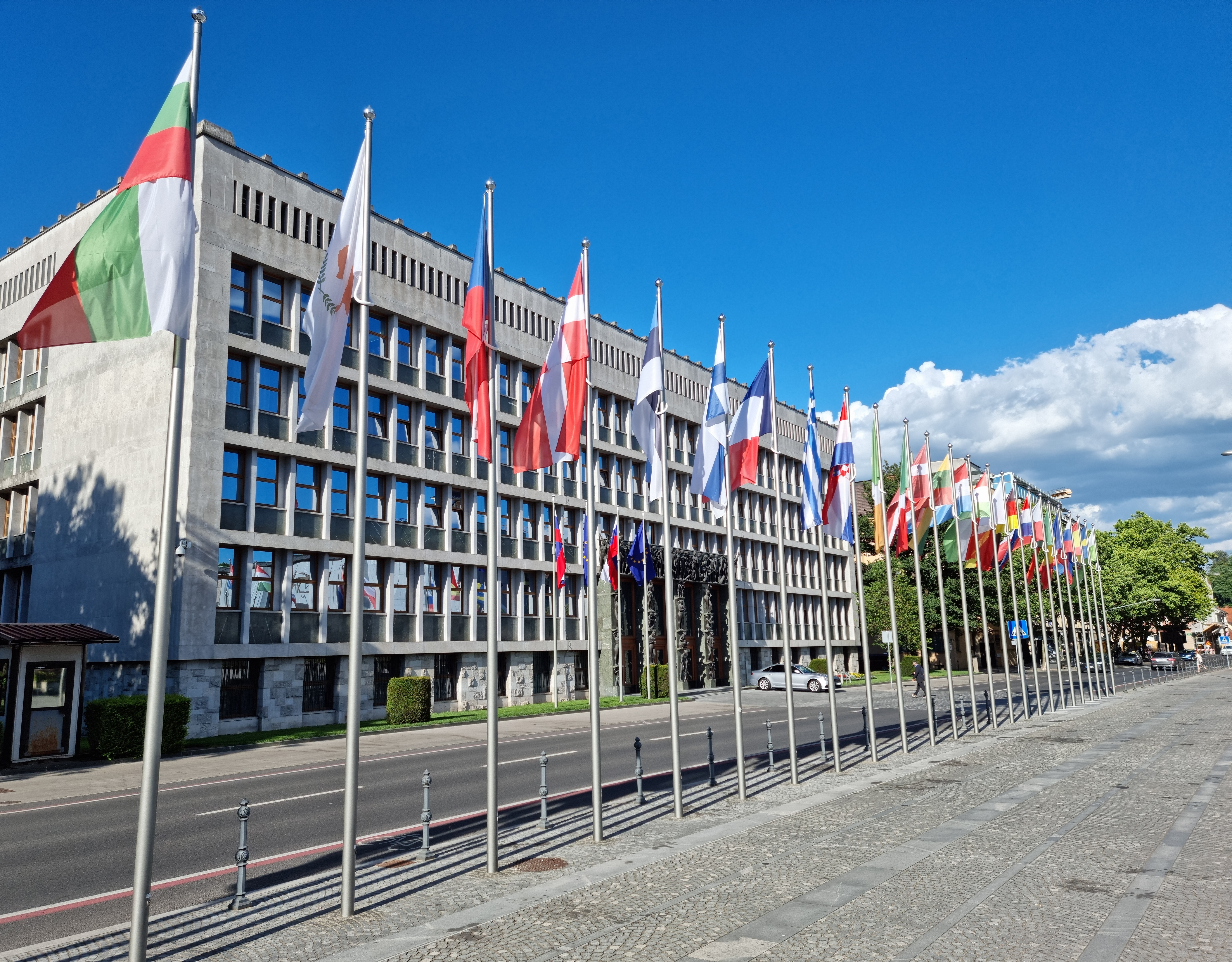 Sloveniens parlamentsbygning i Ljubljana med europæiske flag under landets EU-formandskab