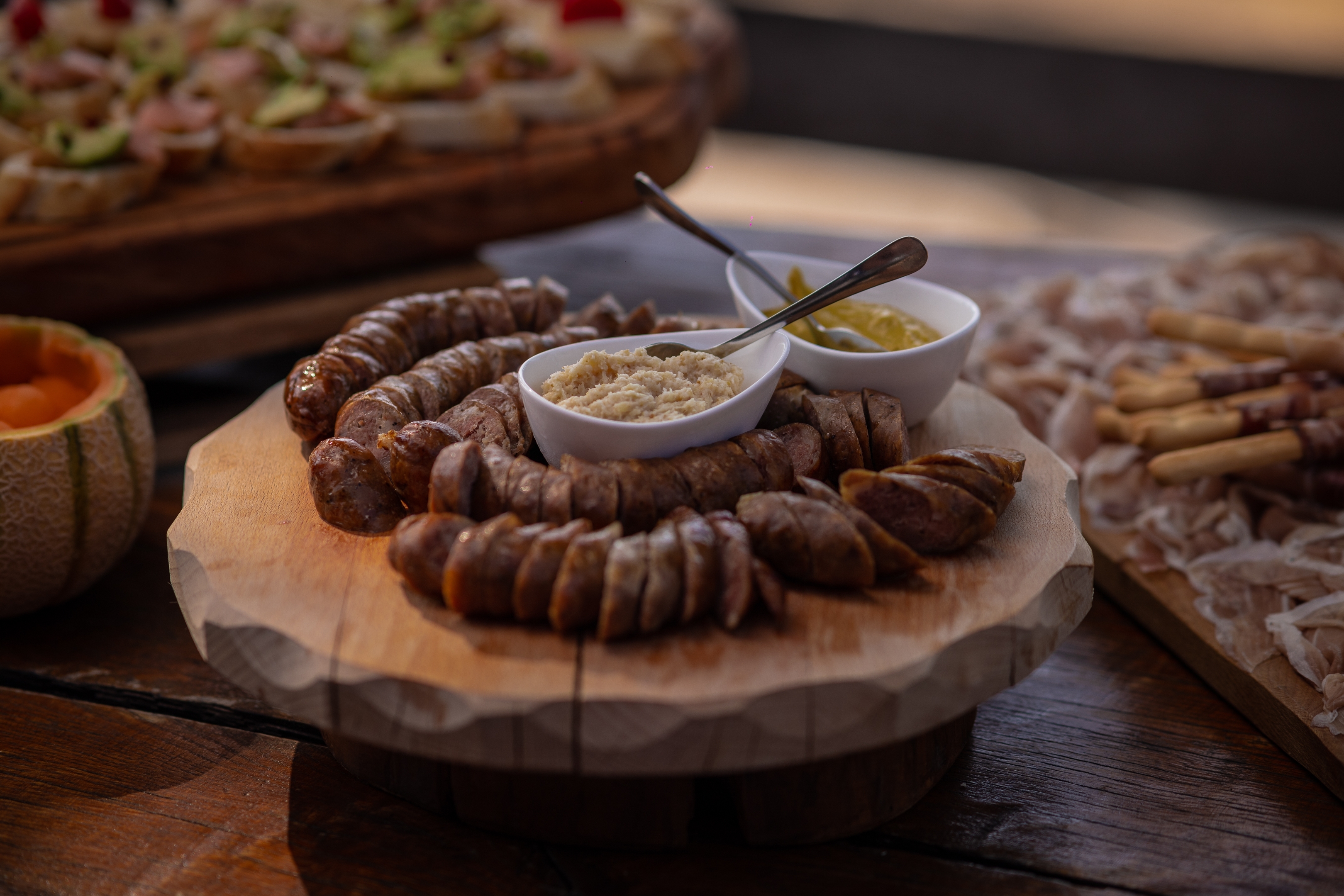 Traditionel slovensk Kranjska klobasa pølse serveret i skiver med sennep på en tallerken, typisk bjergmad fra Slovenien