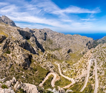 Dramatisk udsigt over den berømte snoede vej til Sa Calobra gennem Tramuntana-bjergene på Mallorca - en af rejsens naturmæssige højdepunkter