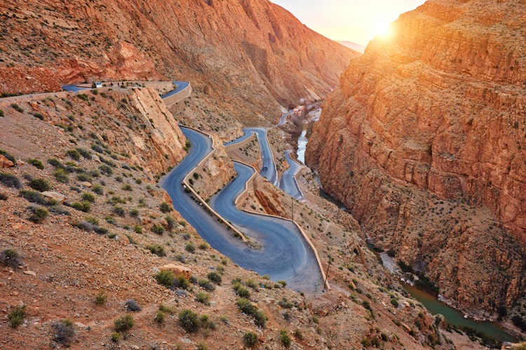Imponerende snoet vej gennem Dades-kløften i Marokkos Atlasbjerge med dramatiske klippevægge der rejser sig 200-500 meter over den slangende asfaltsti