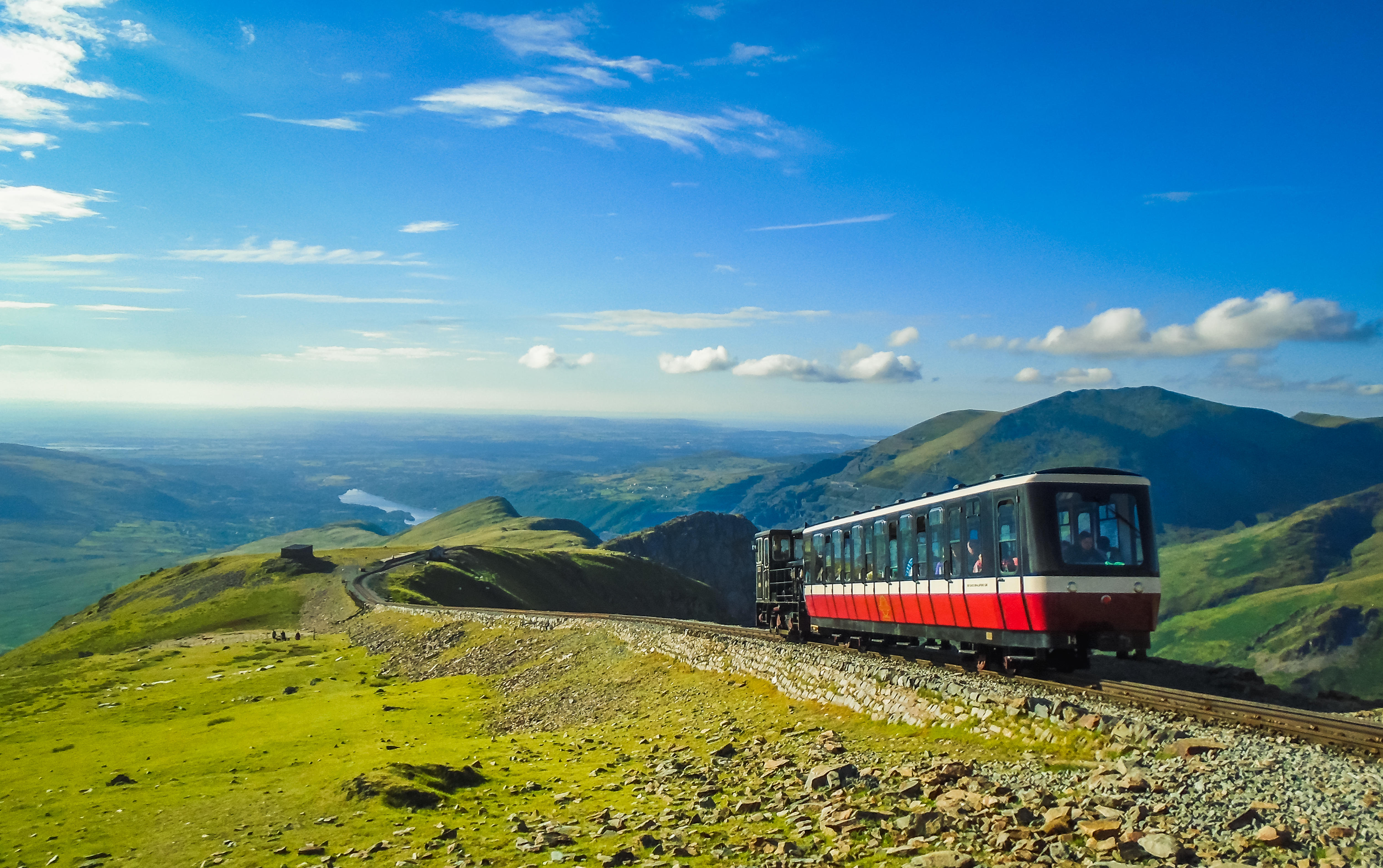 Snowdon Mountain Railway tog med panoramaudsigt over Snowdonia Nationalpark i Wales