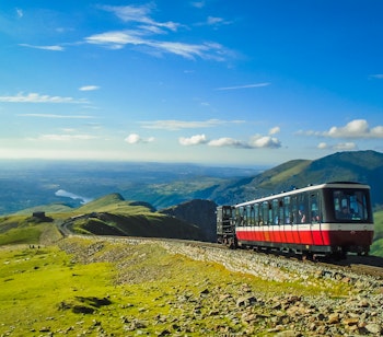 Snowdon Mountain Railway tog med panoramaudsigt over Snowdonia Nationalpark i Wales