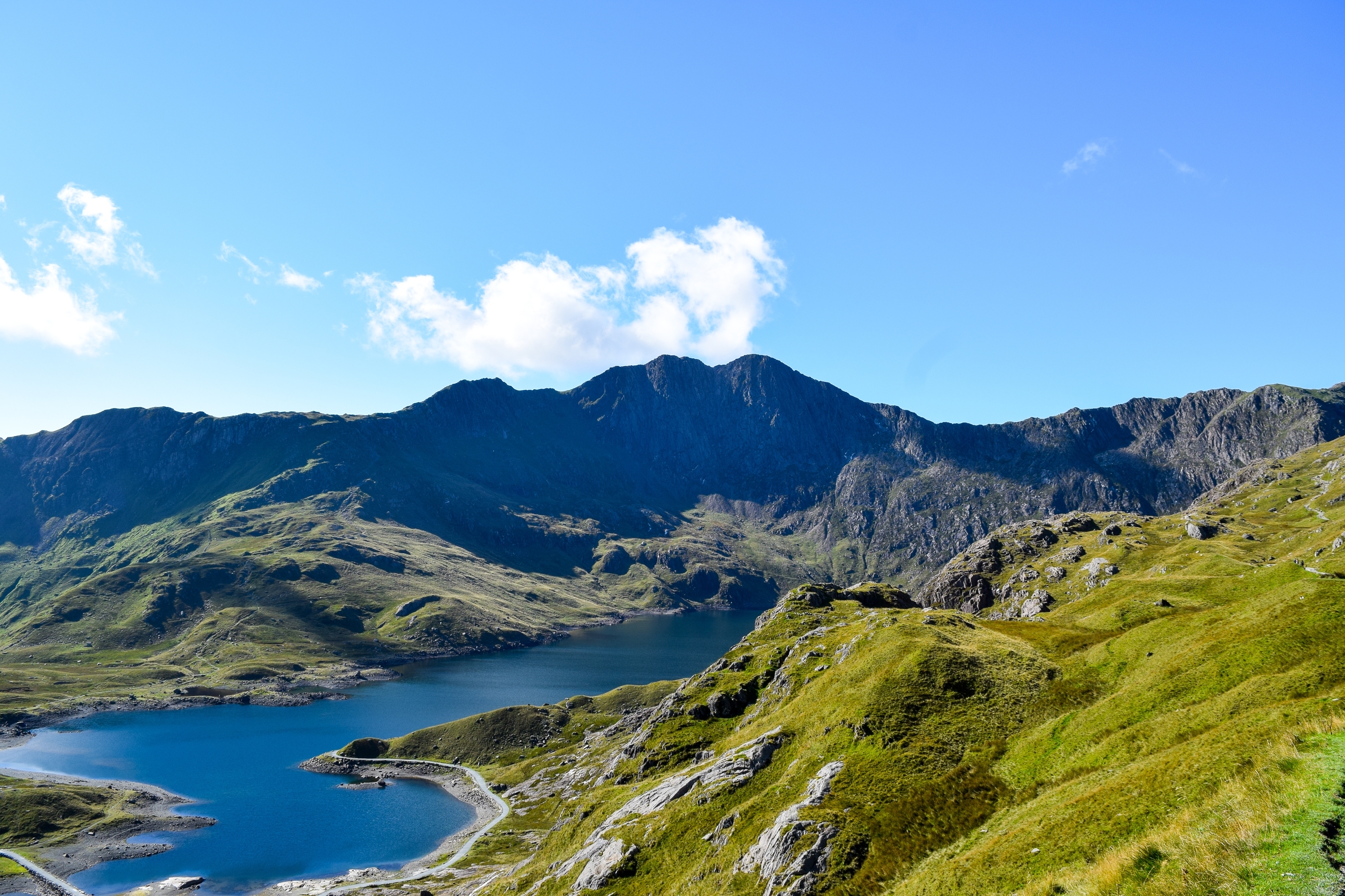 Bjerglandskab med blå sø i Snowdonia Nationalpark Wales