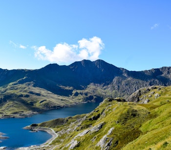 Bjerglandskab med blå sø i Snowdonia Nationalpark Wales