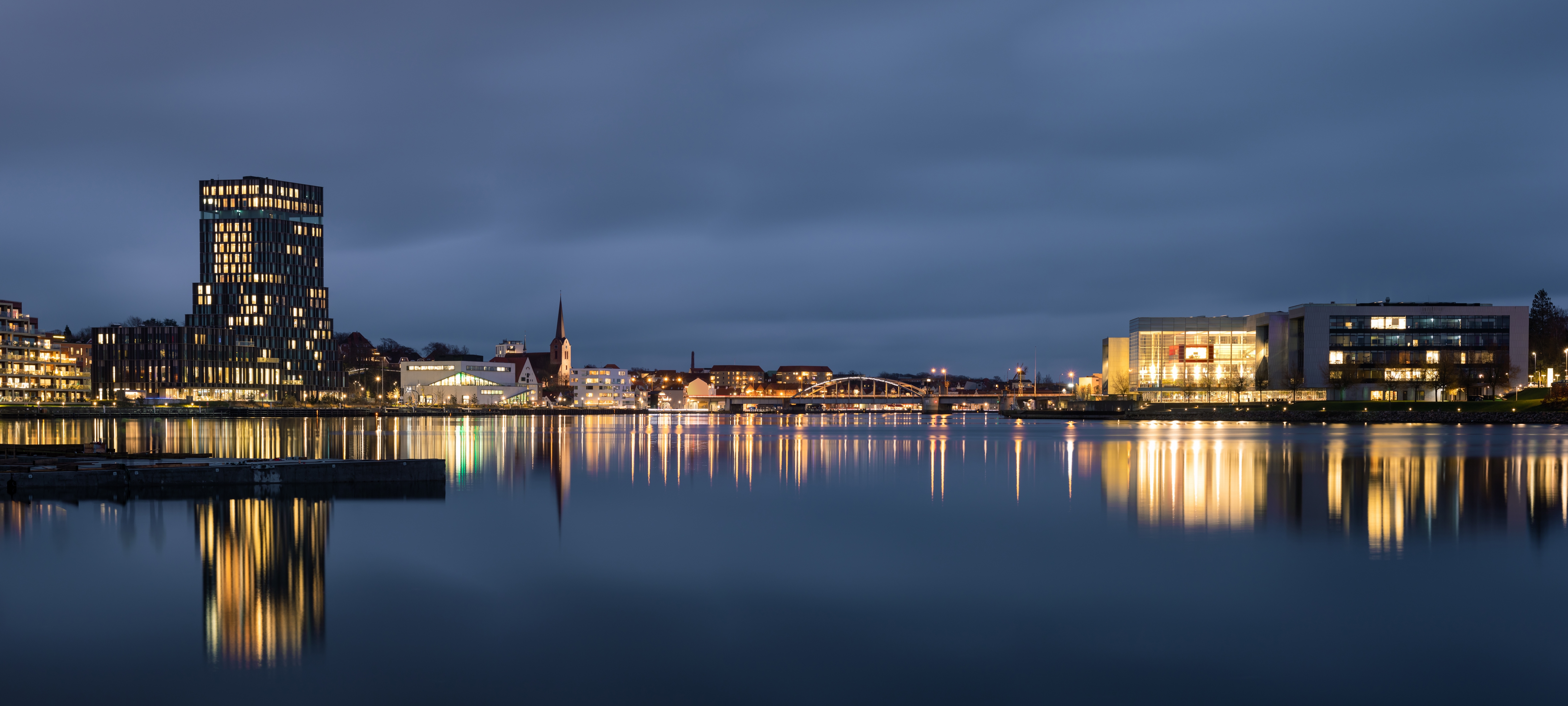 Sønderborg havn i den blå time med smukke refleksioner af oplyste bygninger i vandet