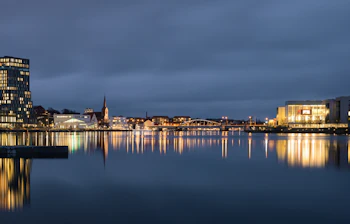 Sønderborg havn i den blå time med smukke refleksioner af oplyste bygninger i vandet