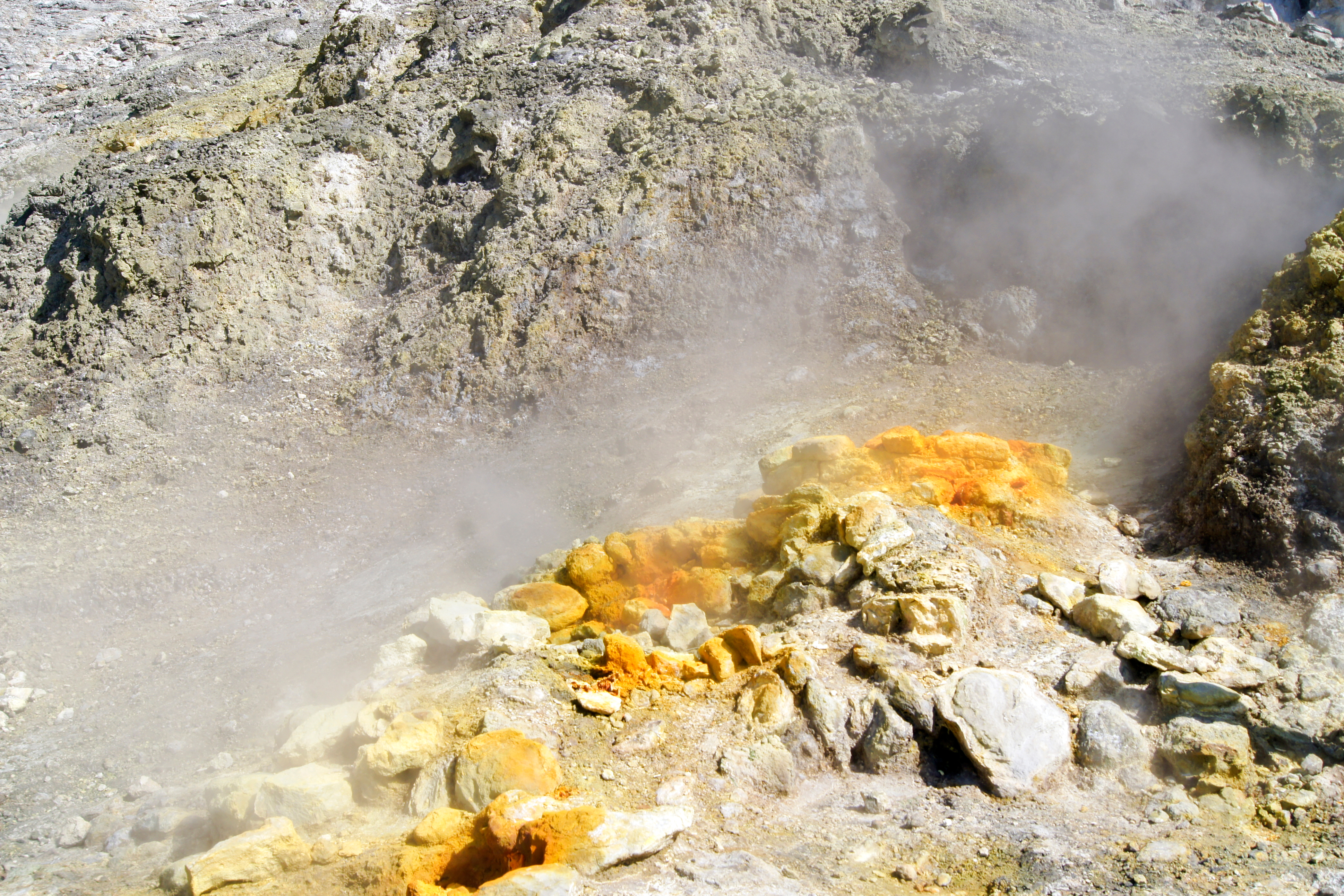 Aktive fumaroler med svovlaflejringer i Solfatara-krateret ved Napoli, Italien - en naturlig seværdighed i Campi Flegrei