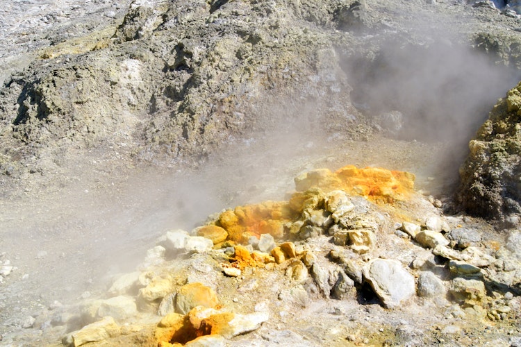 Aktive fumaroler med svovlaflejringer i Solfatara-krateret ved Napoli, Italien - en naturlig seværdighed i Campi Flegrei