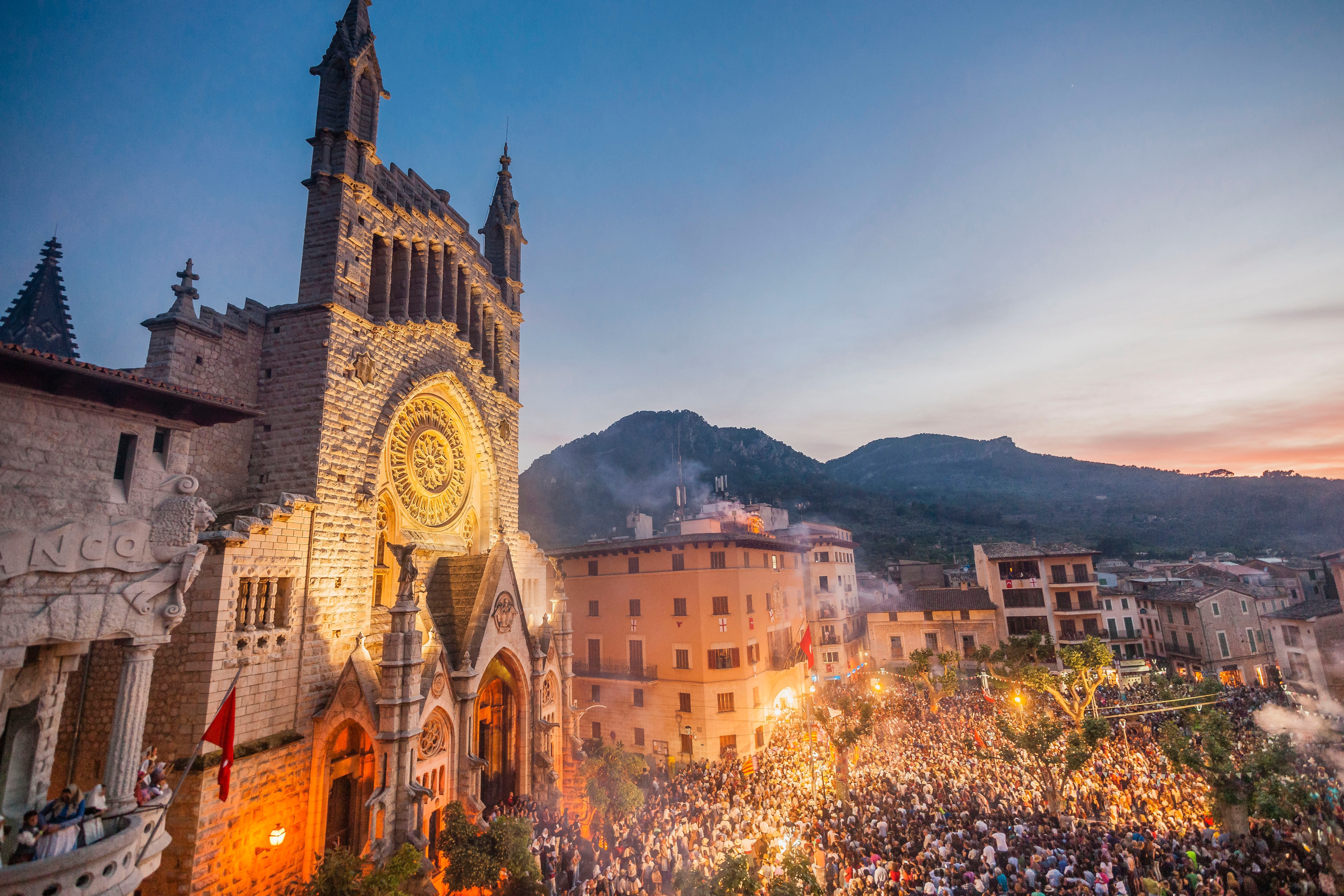Den farverige Es Firó-festival i Soller på Mallorca, hvor lokale genopfører det historiske slag mellem maurere og kristne på Plaza De Sa Constitució