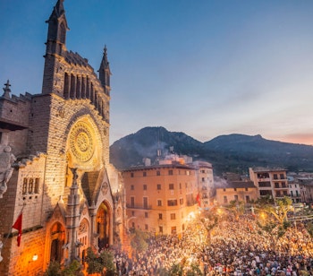 Den farverige Es Firó-festival i Soller på Mallorca, hvor lokale genopfører det historiske slag mellem maurere og kristne på Plaza De Sa Constitució