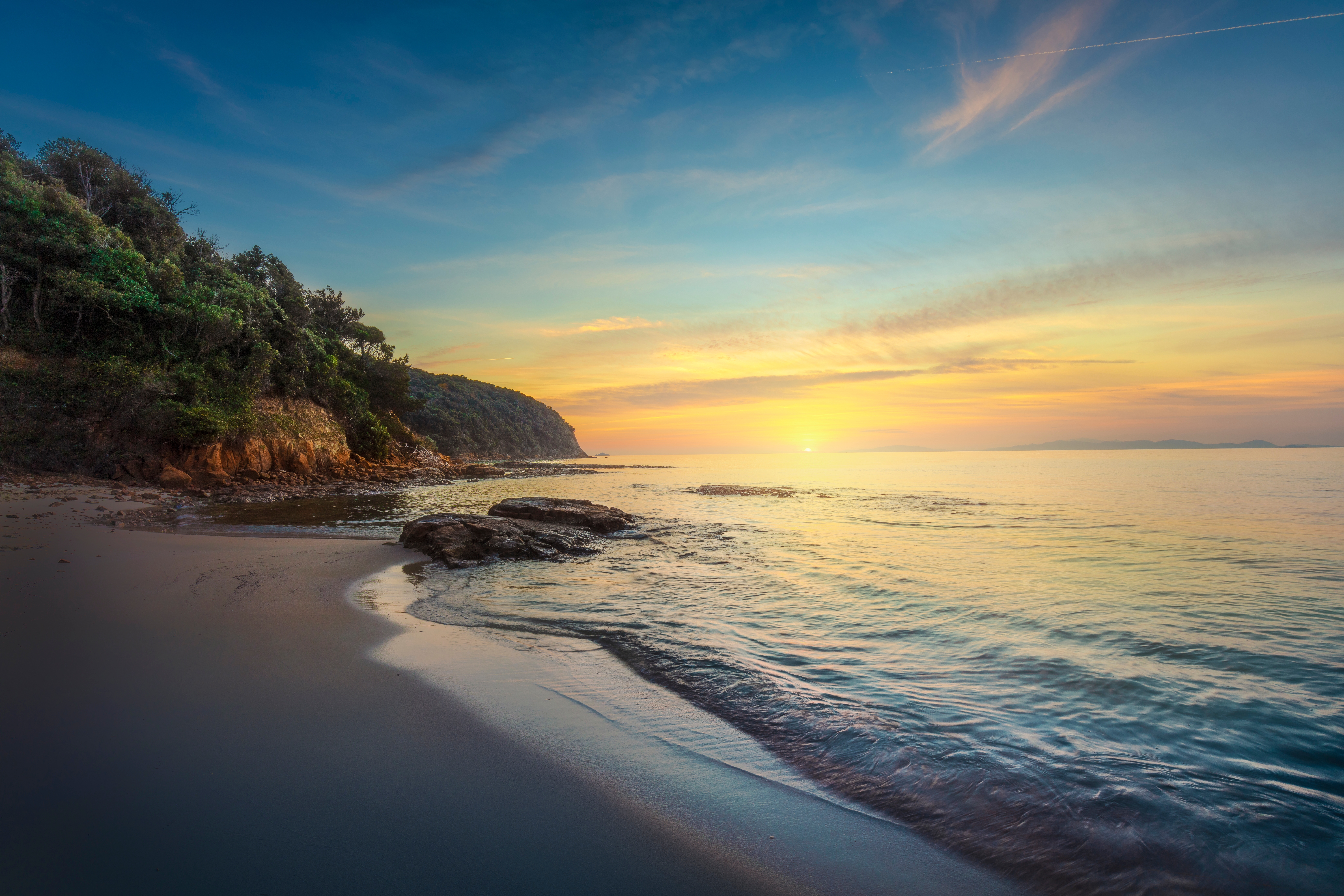 Magisk solnedgang over den idylliske Cala Violina strand i Maremma, Toscana - en af Italiens skjulte perler ved Middelhavet