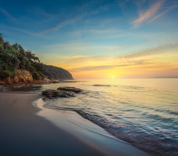 Magisk solnedgang over den idylliske Cala Violina strand i Maremma, Toscana - en af Italiens skjulte perler ved Middelhavet