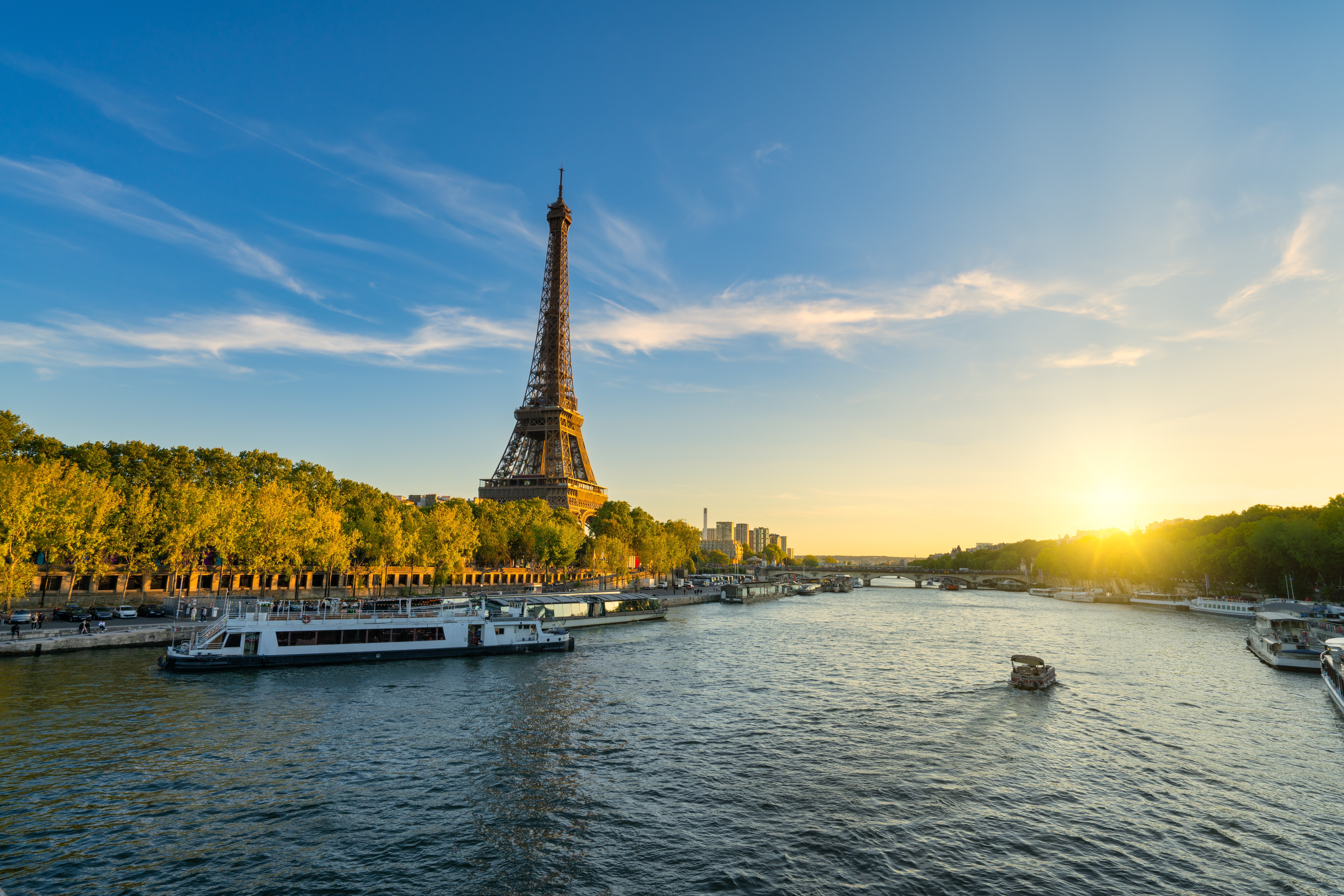 Udsigt over Eiffeltårnet ved solnedgang med Seinen i Paris, Frankrig