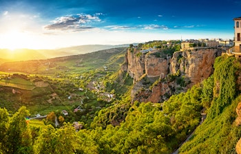 Magisk solnedgang over den historiske by Ronda i Spanien med dramatiske bjergformationer og farverig aftenhimmel½