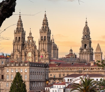 Magisk solnedgang over Santiago de Compostela med den historiske katedral og byens silhuet set fra udsigtspunktet i Alameda-parken, Galicien