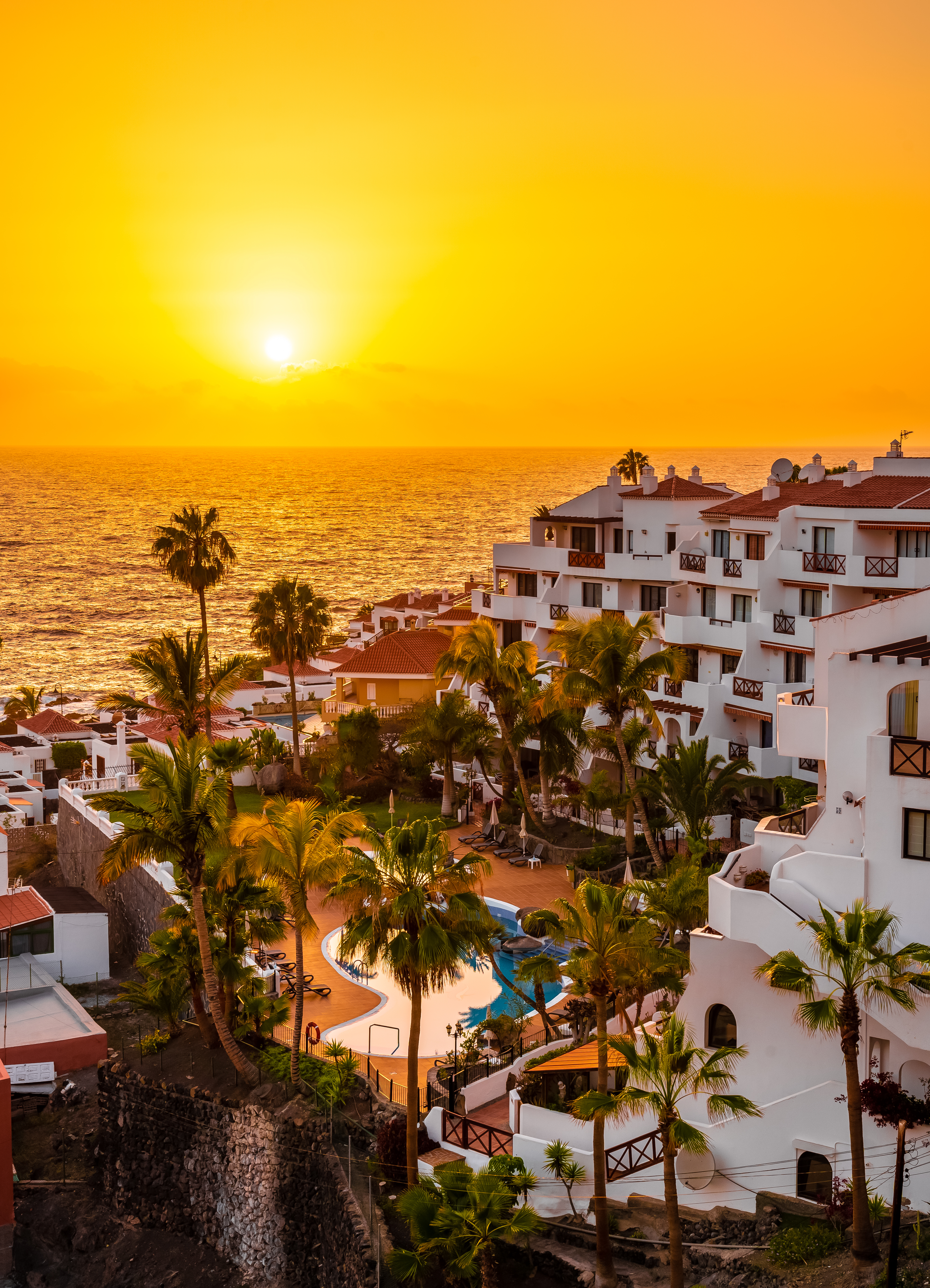 Smuk solnedgang over Los Gigantes klipperne ved Tenerife med udsigt over Atlanterhavet og kystnære ferieresorts