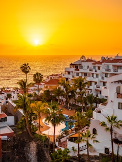 Smuk solnedgang over Los Gigantes klipperne ved Tenerife med udsigt over Atlanterhavet og kystnære ferieresorts