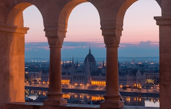 Solopgangsudsigt over Budapest Parlamentet fra Fiskerbastionen, Ungarn