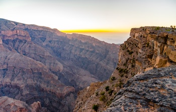 Betagende udsigt fra Jabal Shams, Omans højeste bjerg med panoramaudsigt over den dramatiske Wadi Ghul-kløft, også kendt som Omans Grand Canyon