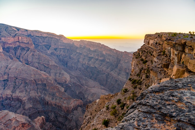 Betagende udsigt fra Jabal Shams, Omans højeste bjerg med panoramaudsigt over den dramatiske Wadi Ghul-kløft, også kendt som Omans Grand Canyon