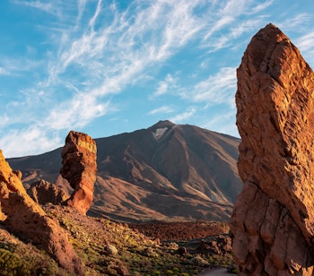 Magisk solopgang ved den ikoniske Roque Cinchado klippeformation med vulkanen Teide i baggrunden, Tenerife, De Kanariske Øer