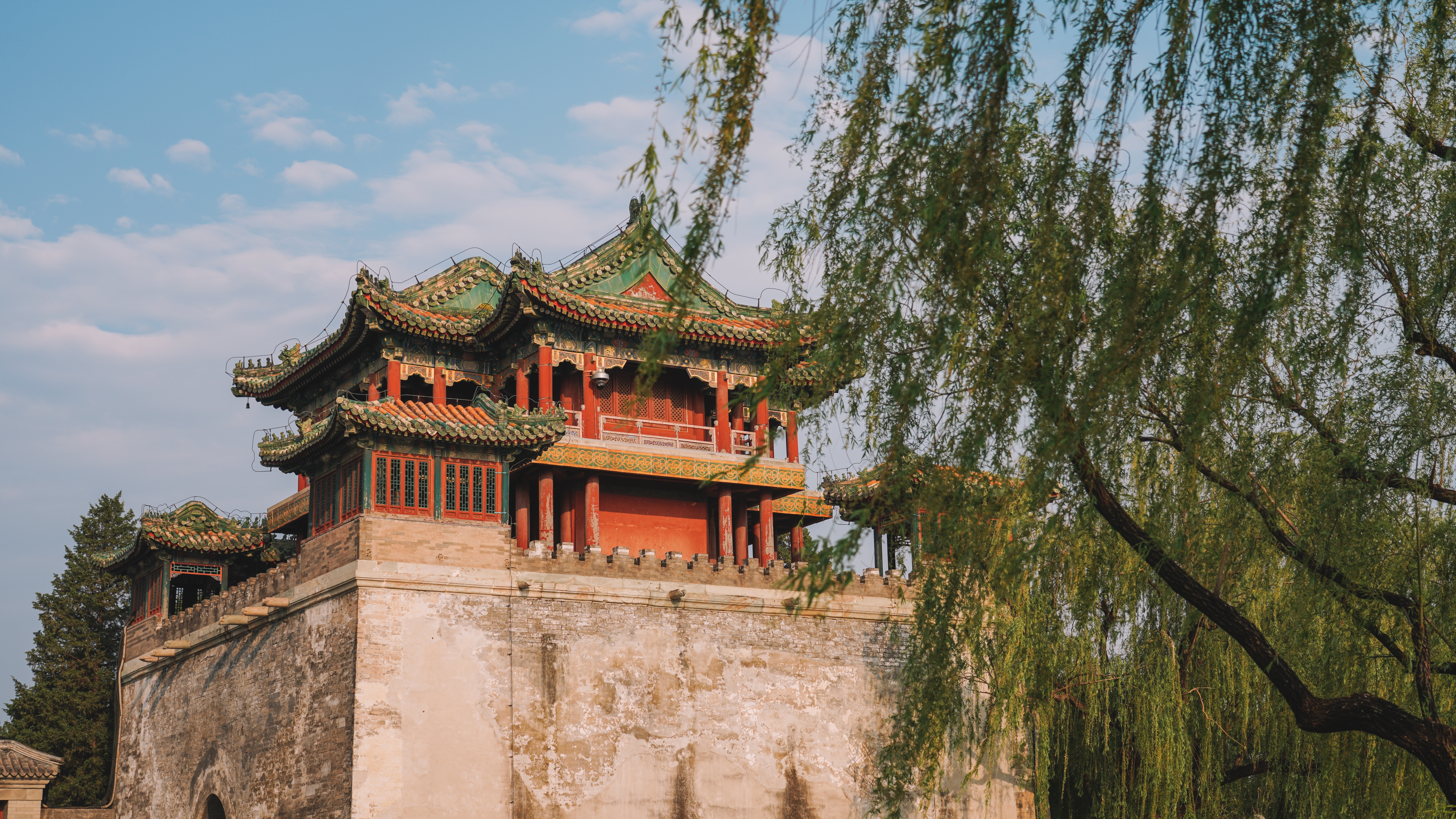 Traditionel kinesisk pagoda pavillon ved Sommerpaladset i Beijing med piletræer