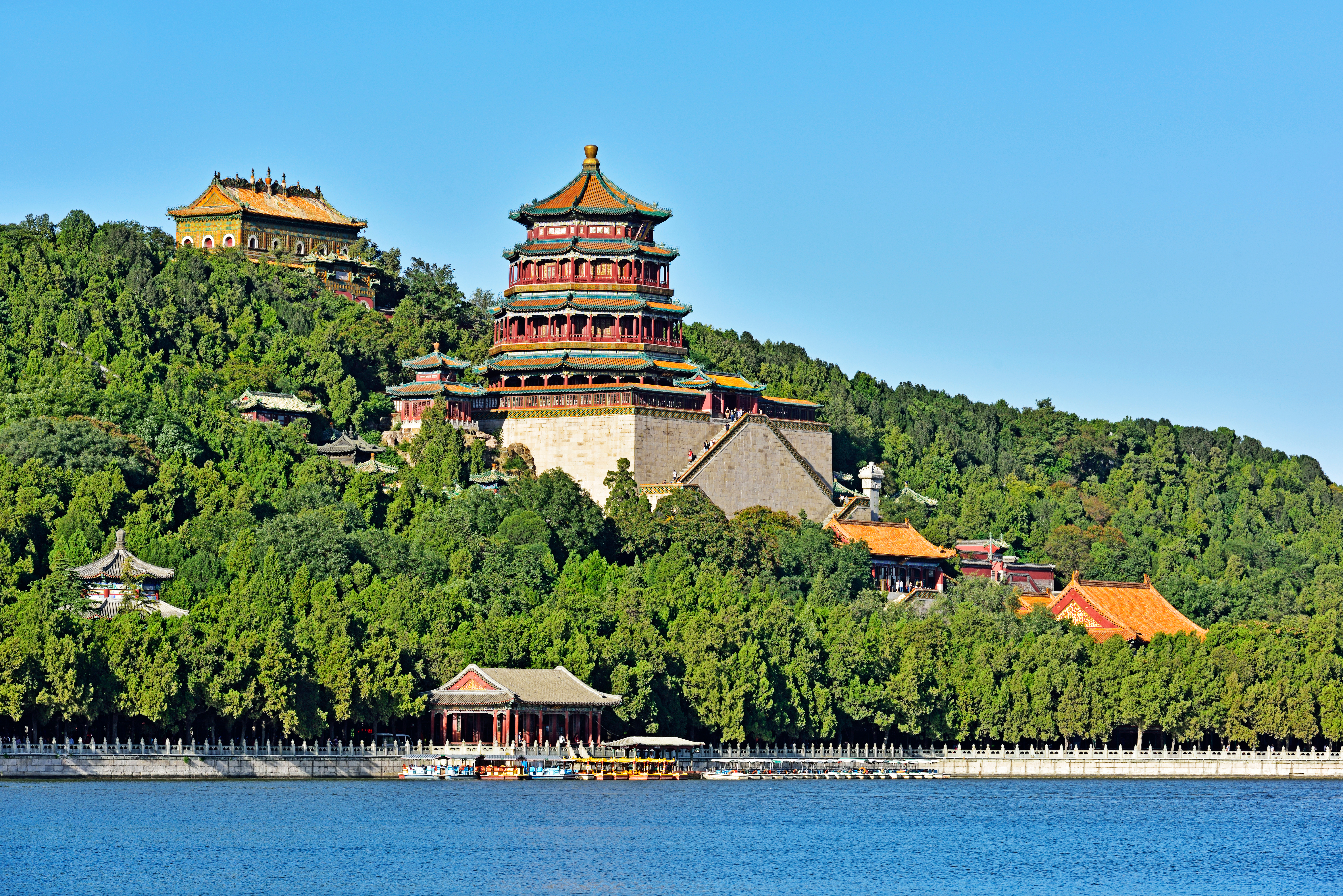 Sommerpaladset med traditionelt kinesisk tempel og tårn ved Kunming Sø i Beijing Kina