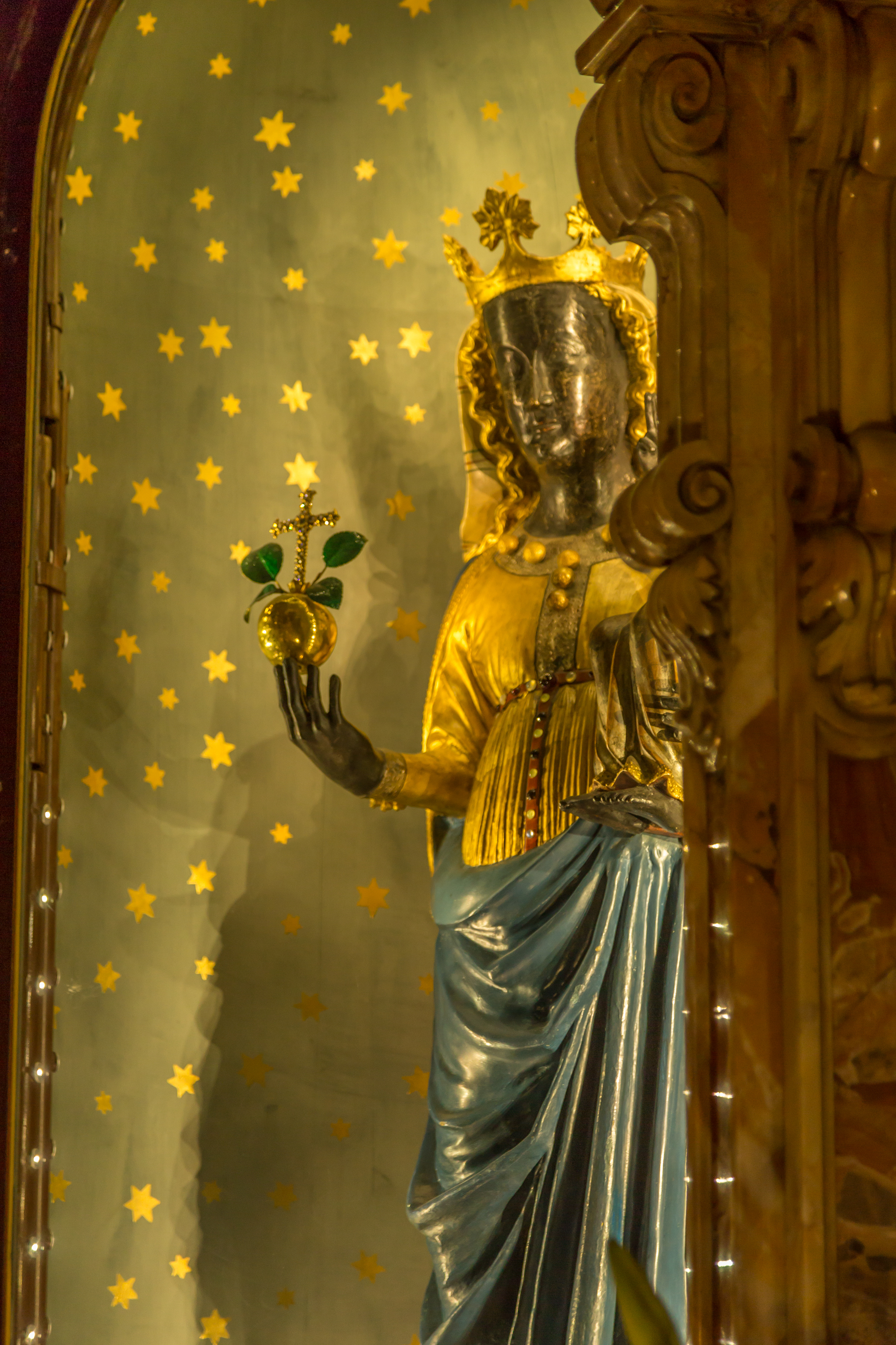 Nærbillede af Jesusbarnets fødder på den Sorte Madonna af Oropa, en hellig statue i basilikken i Oropa, Piemonte. Trods traditionen med at røre fødderne for held, viser de ingen tegn på slid
