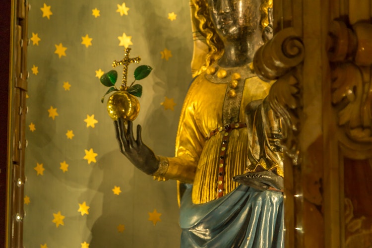 Nærbillede af Jesusbarnets fødder på den Sorte Madonna af Oropa, en hellig statue i basilikken i Oropa, Piemonte. Trods traditionen med at røre fødderne for held, viser de ingen tegn på slid