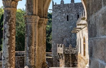 Gotiske stenbuer og middelalderlige taarne paa historiske Soutomaior Slot i Galicien Spanien