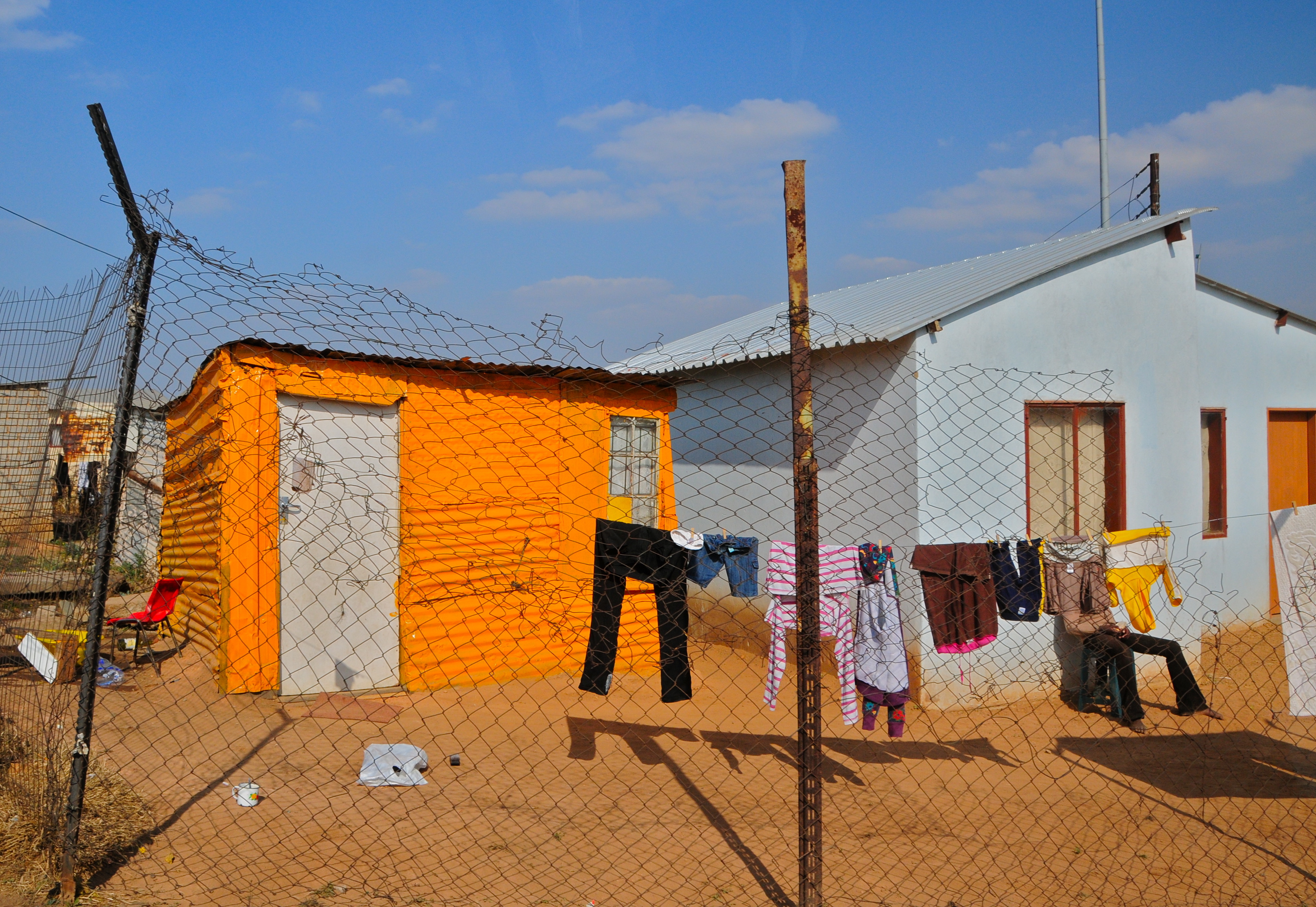Farverige township-huse med tørretøj i Soweto, Johannesburg