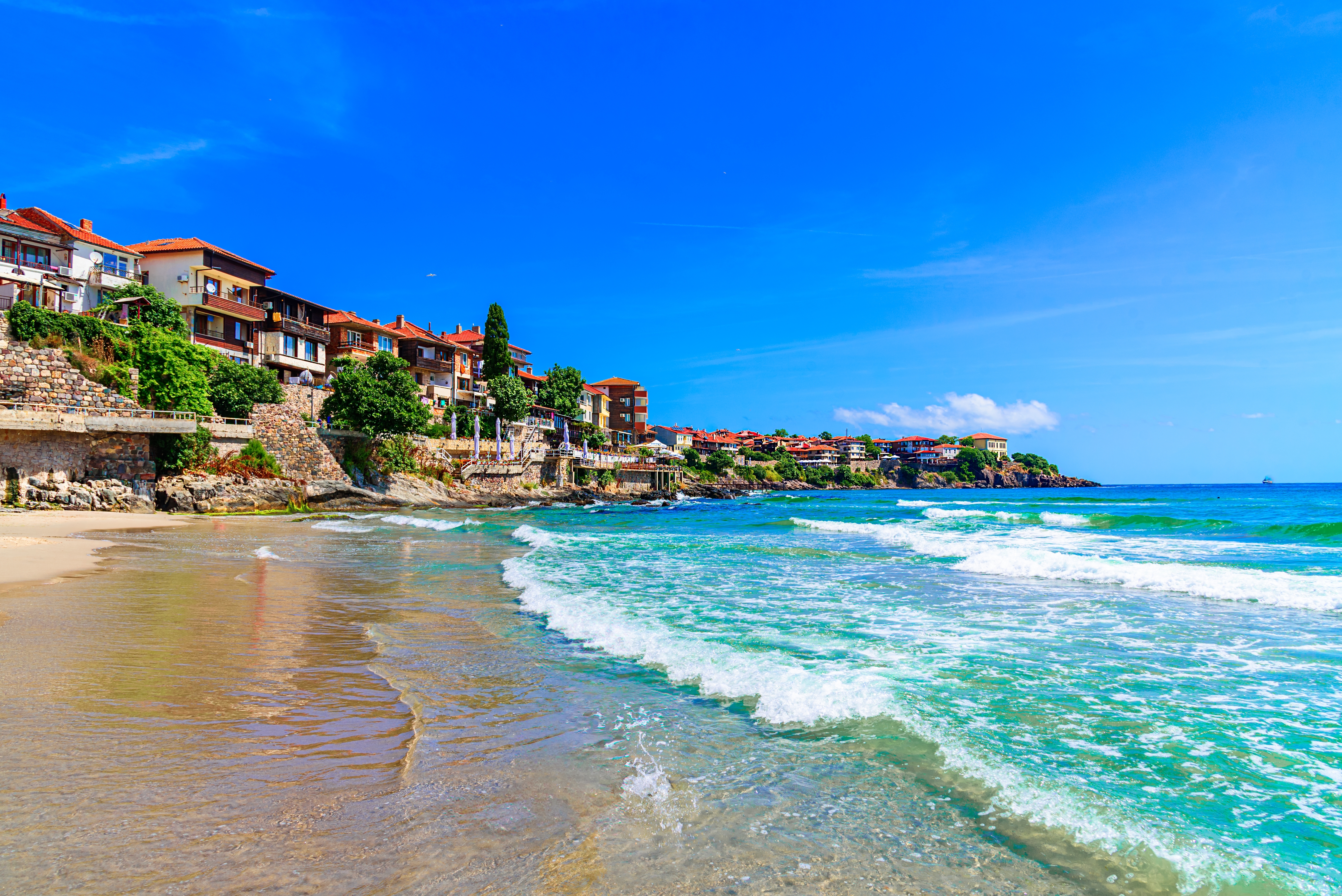 Smuk Sozopol strand med traditionelle bulgarske huse ved Sortehavets kyst